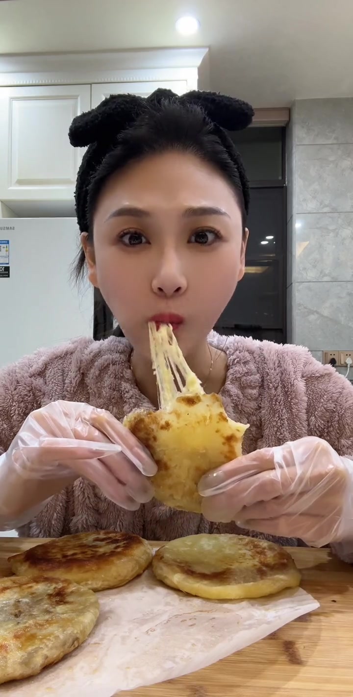 到手芝士牛肉饼,黑胡椒和芝士各10个,无添加剂超好吃