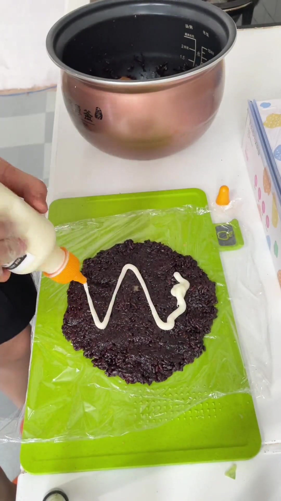 今日做咸蛋黄紫米饭团,皮薄料足,妞妞超爱!