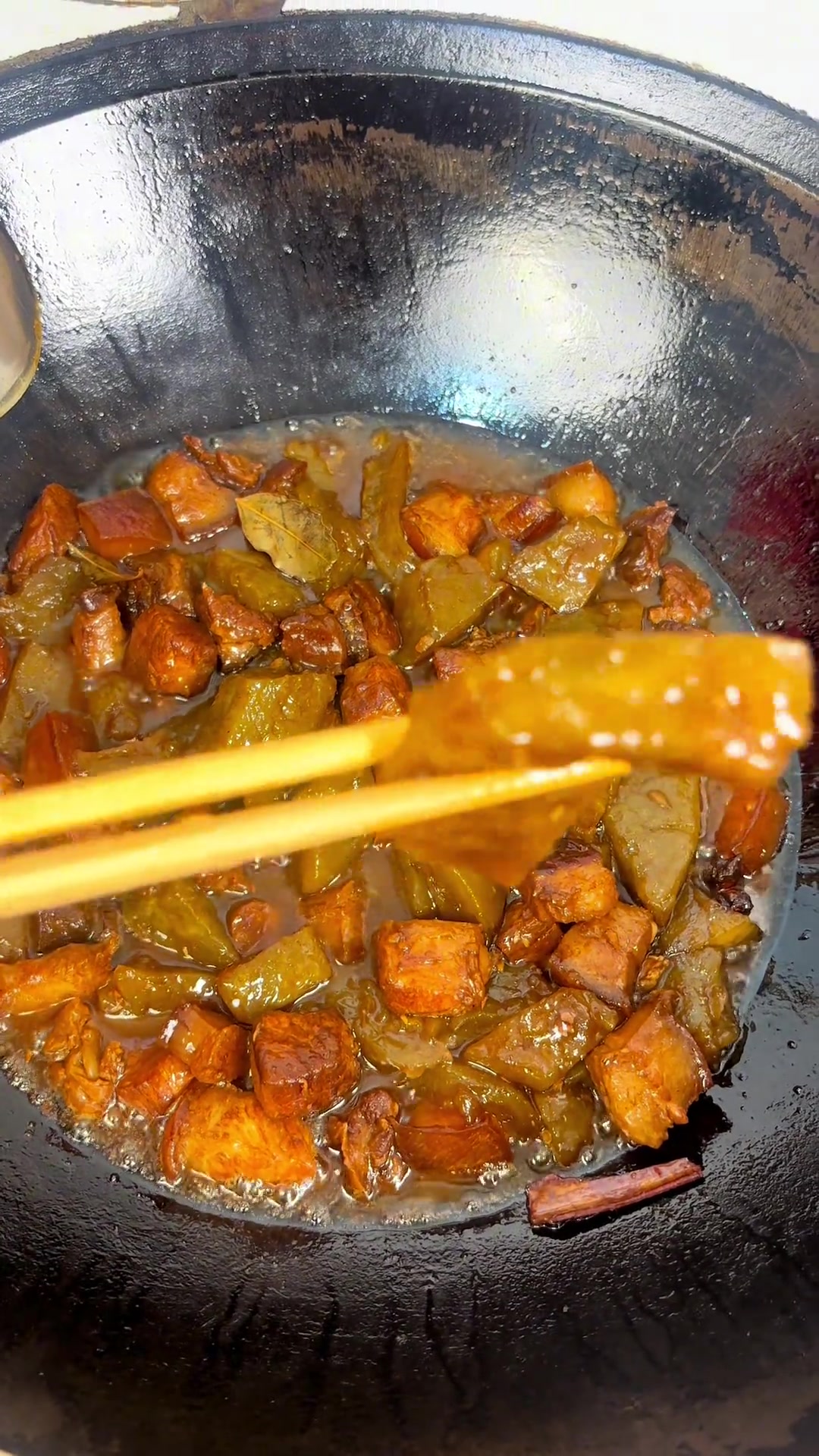 安庆农家味红薯粉圆子烧肉,传统手艺代代传