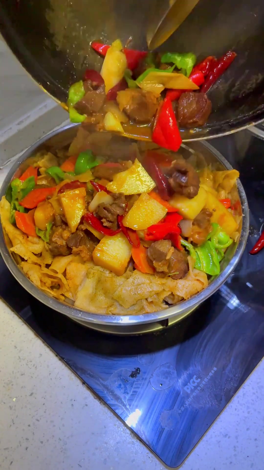 巴里坤羊肉焖饼,薄饼吸满汤汁,柔软劲道超好吃!