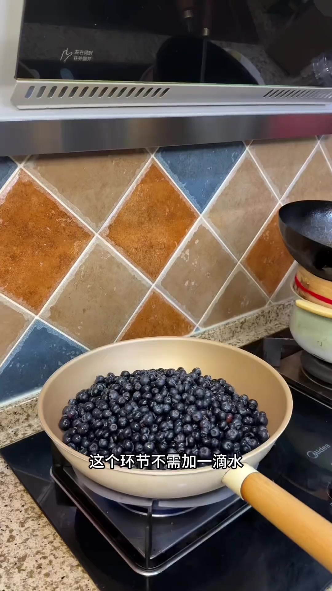 家庭版自制蓝莓酱做法,干净省钱又好吃,快试试!