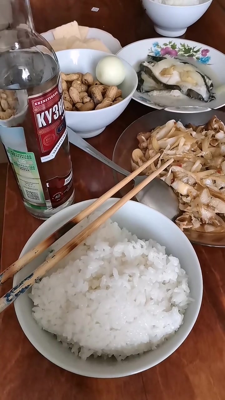 大头菜炒肉、蒸鳕鱼、奶块、煮花生、蒸米饭