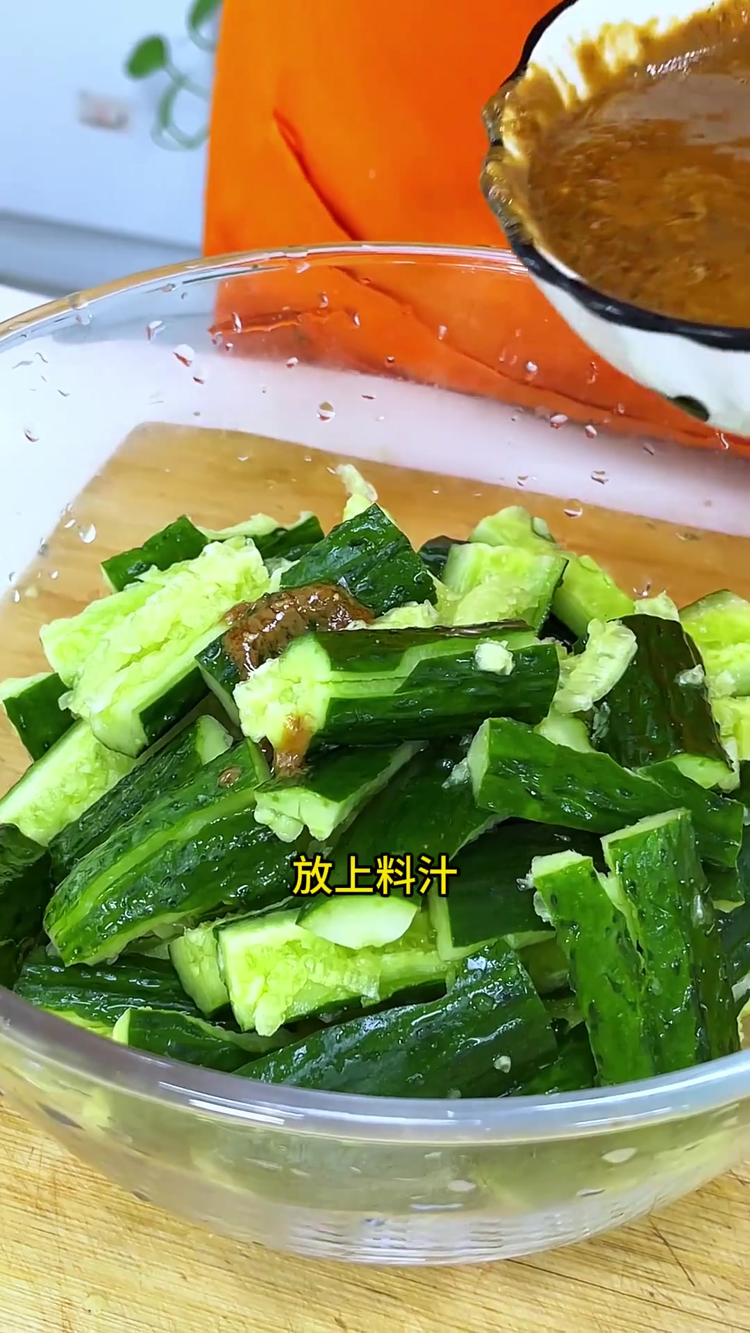 姐妹们,吃过黄瓜拌油条吗?看大美咋做的