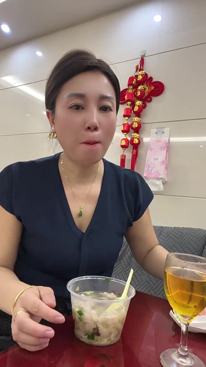 减肥的人还吃这么多，居然还喝黄葡萄酒