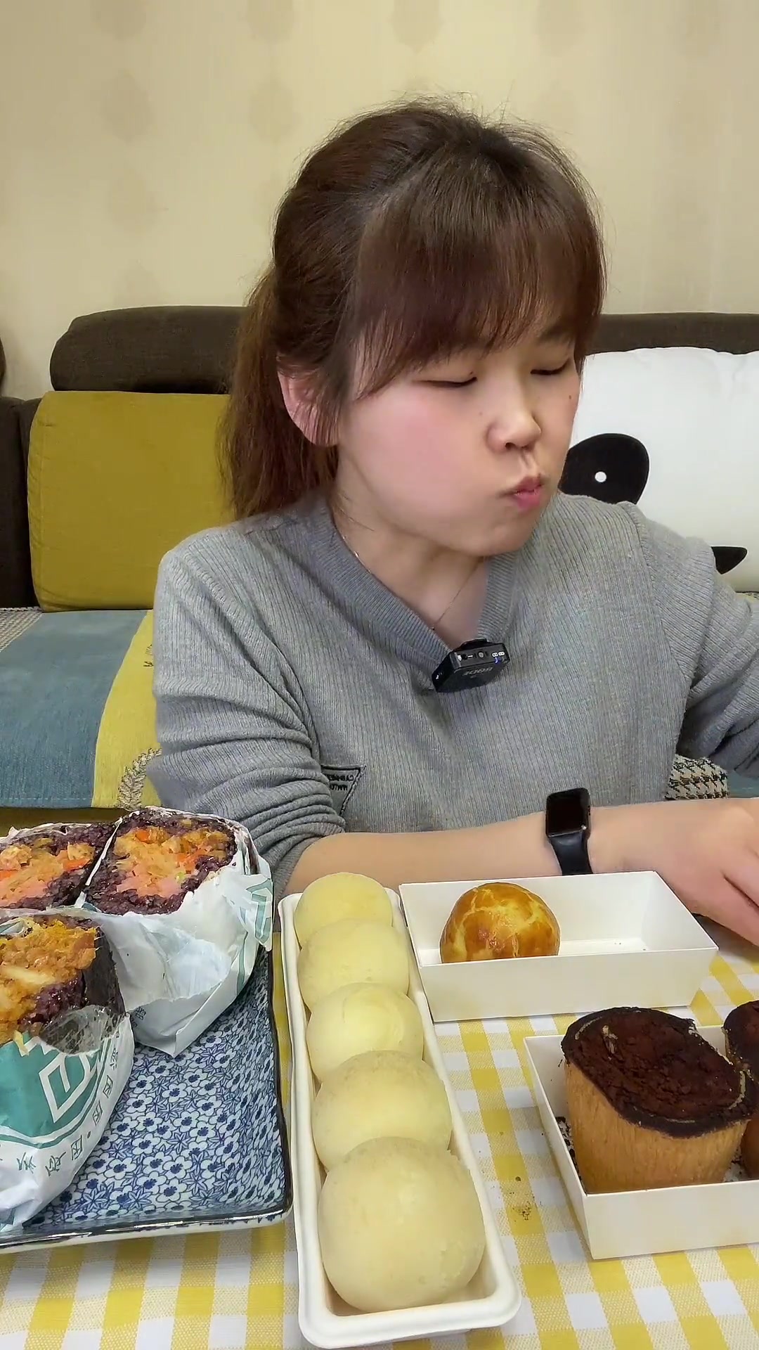 芋泥蛋黄酥、奥尔良鸡肉饭团，先甜后咸还挺香