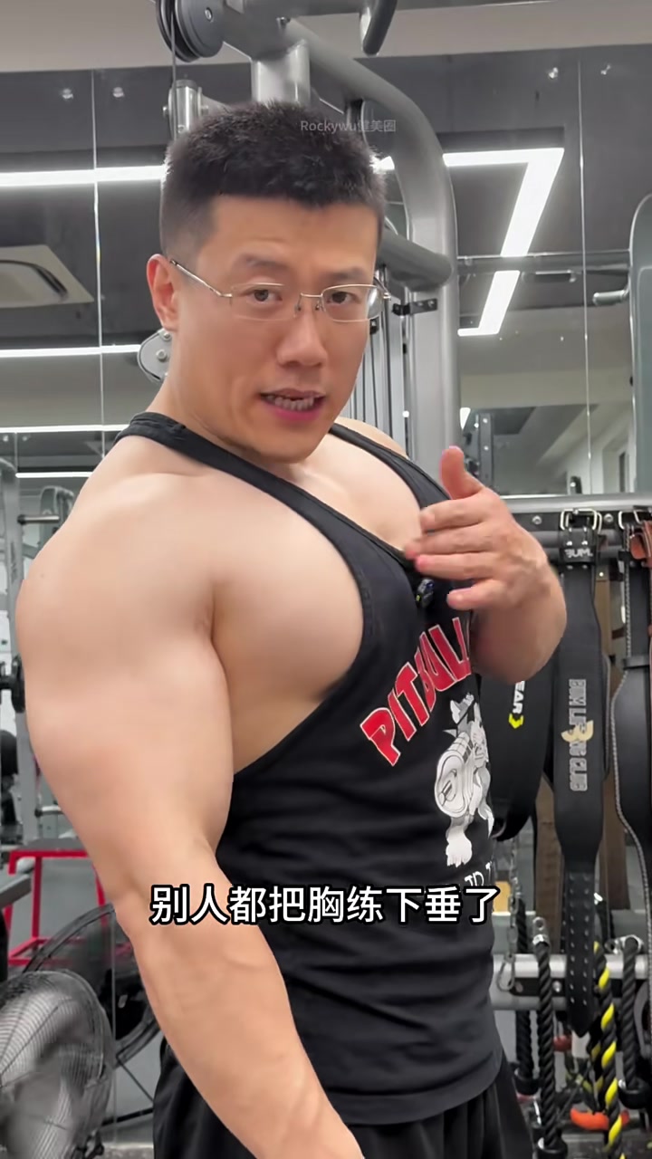 绳索夹胸练胸肌下沿！爽歪歪！