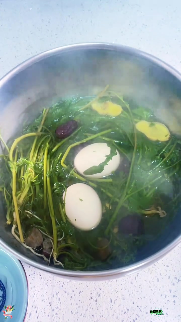 春天野芥菜加姜片大枣煮鸡蛋,味道清甜不知功效