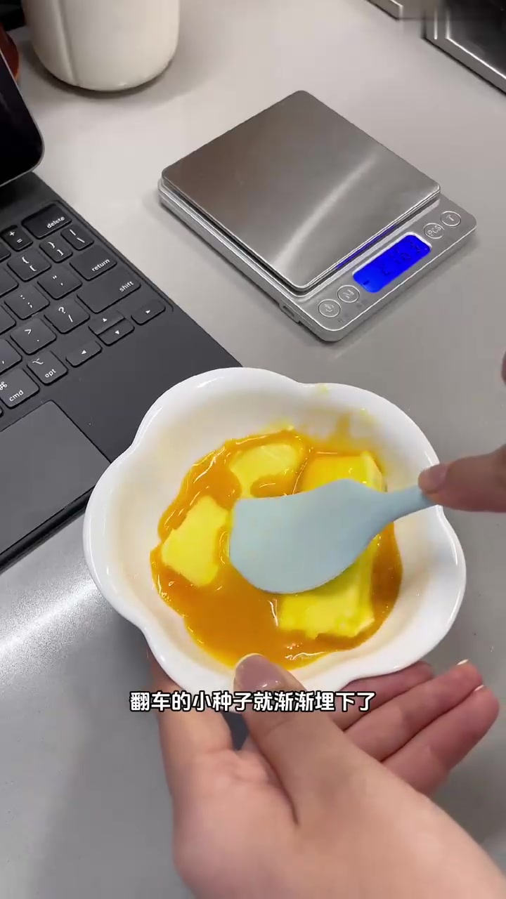 苹果肉桂卷太适合秋天了虽然外形一般但是味道绝了～等我再研究研究分享给大家