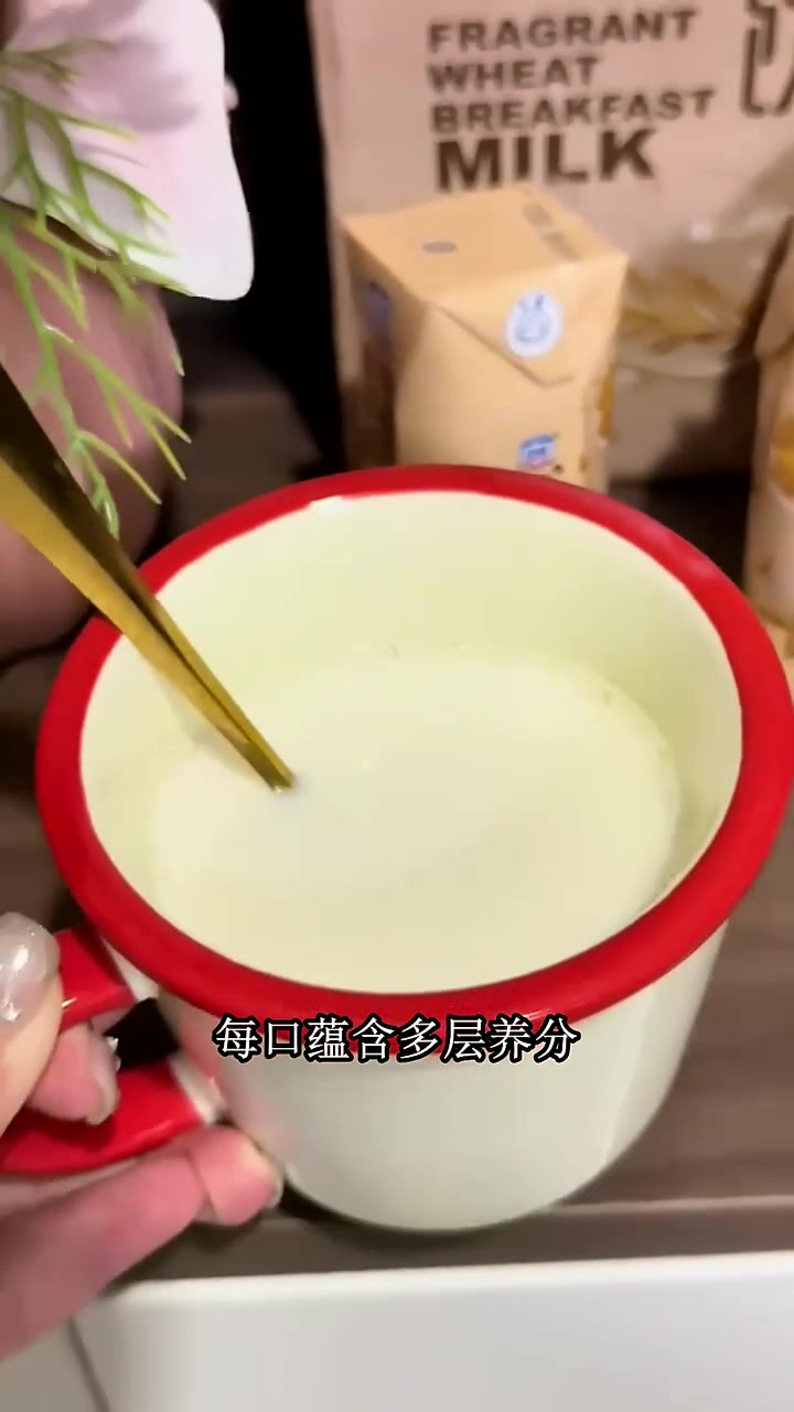 考研党深夜刷题!忠厚高钙麦香早餐奶放书桌,背题饿了喝一盒,热乎暖身不犯困,补钙还能续精力 