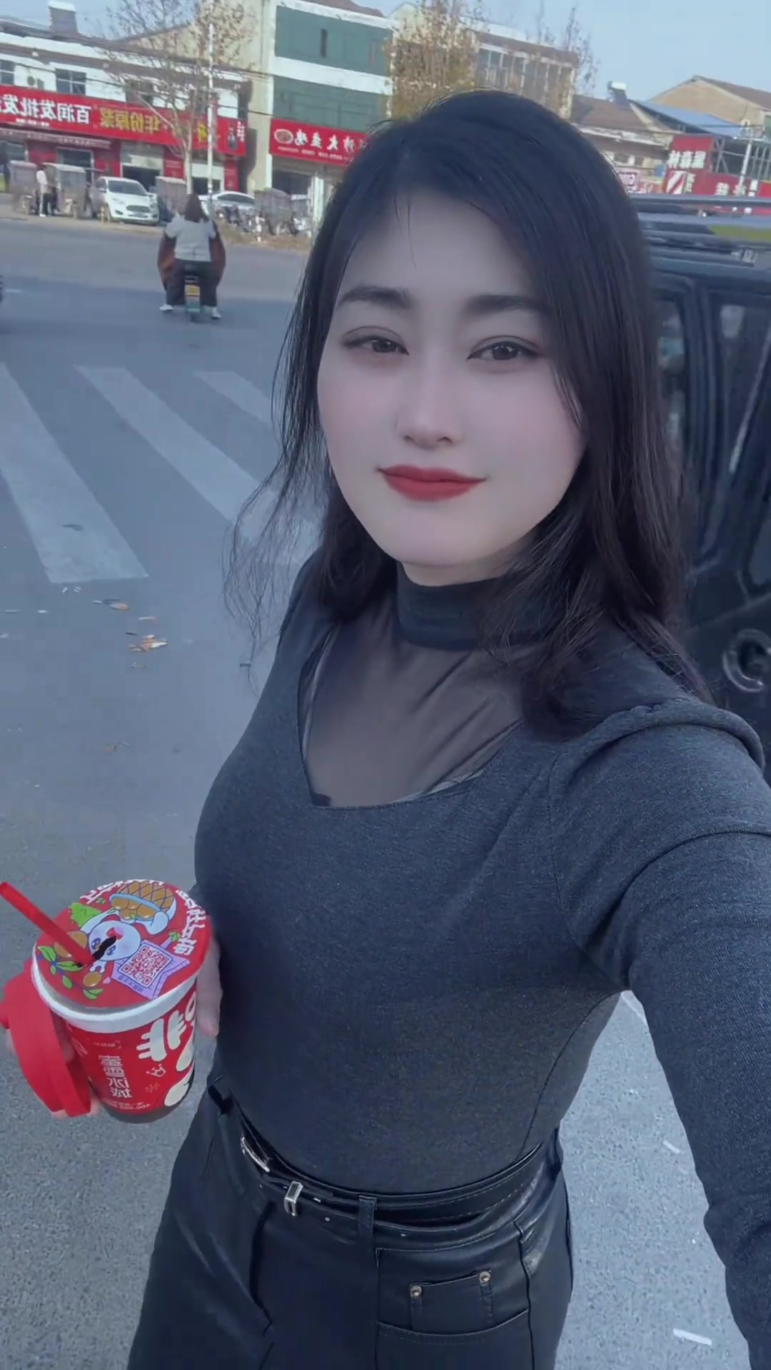 街拍时尚穿搭,邂逅奶茶甜蜜