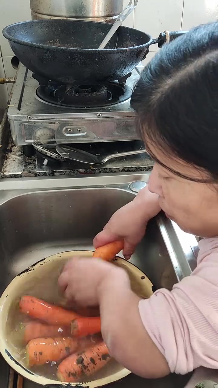 今日份ZhiYu系晚餐:素什锦小炒!胡萝卜、芹菜、土豆在锅里跳彩虹舞,清爽又养眼～少油少盐
