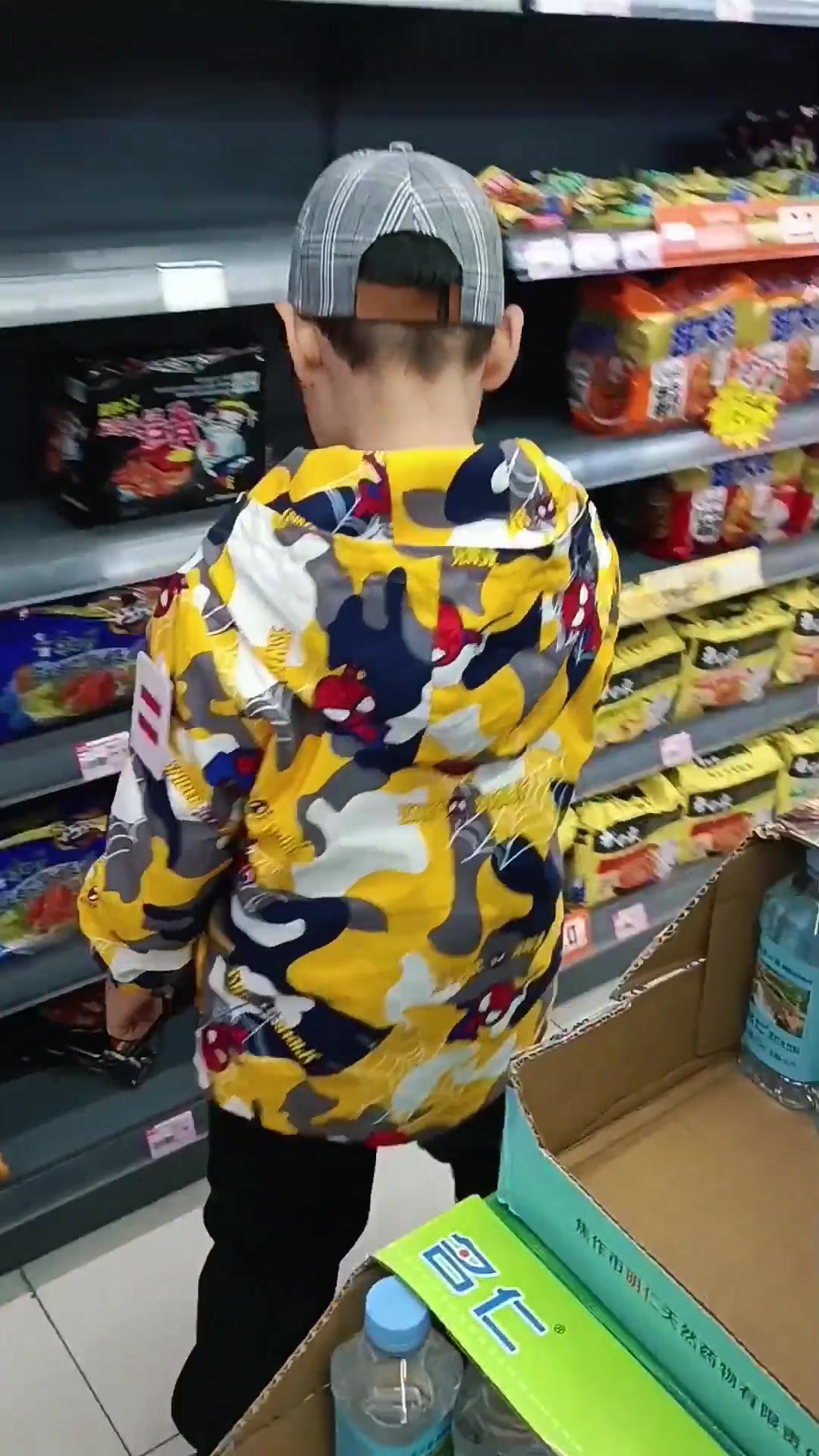 今天去买个方便面，看看老板娘能不能认识我！