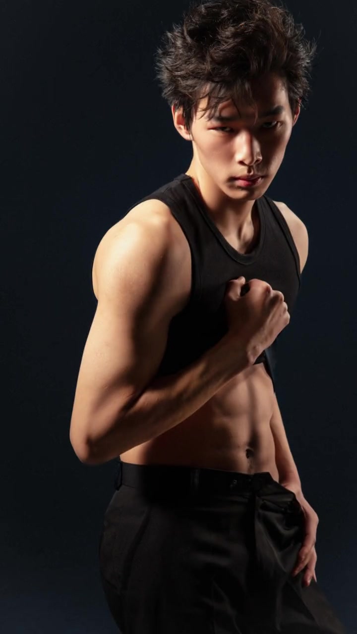 男生怎么拍照才有显肌肉