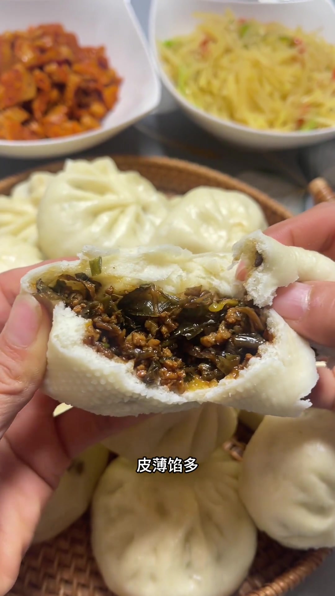 今天用梅干菜做了肉包子，皮薄馅多真好吃
