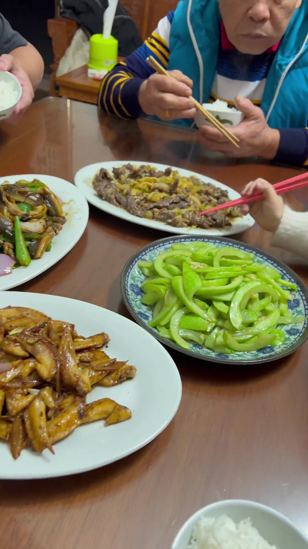 榨菜蒸牛肉、蜜汁煎鸡翅尖、豉椒炒鳝片、清炒白瓜