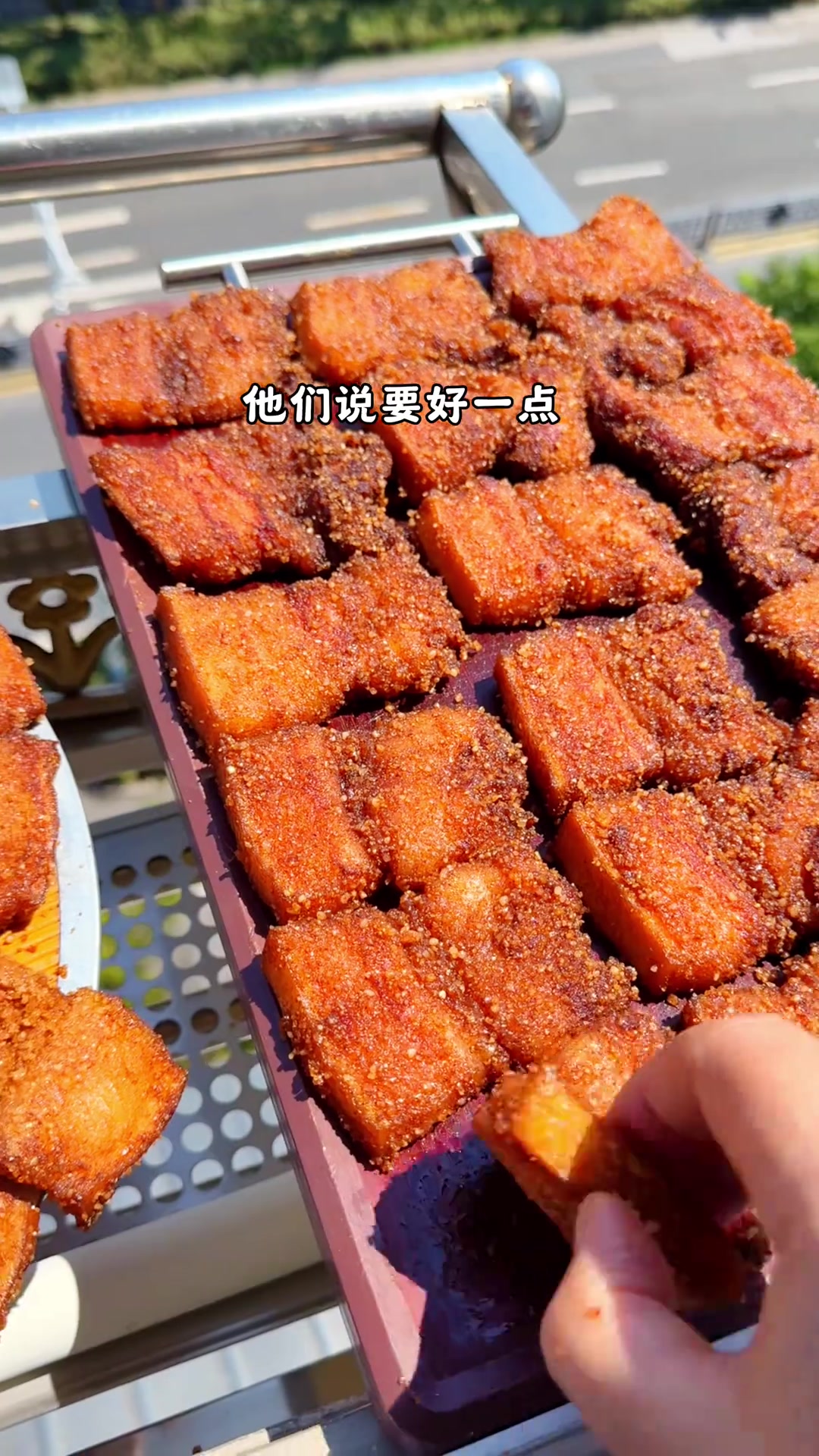 来看看我今天晒的干渣肉漂亮不?今年第四次做,真香