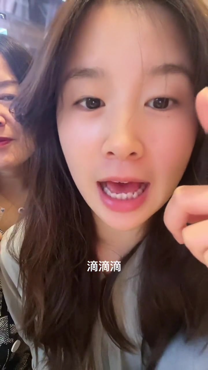 鸭脖西施又来吃鸭脖,好吃到停不下来!