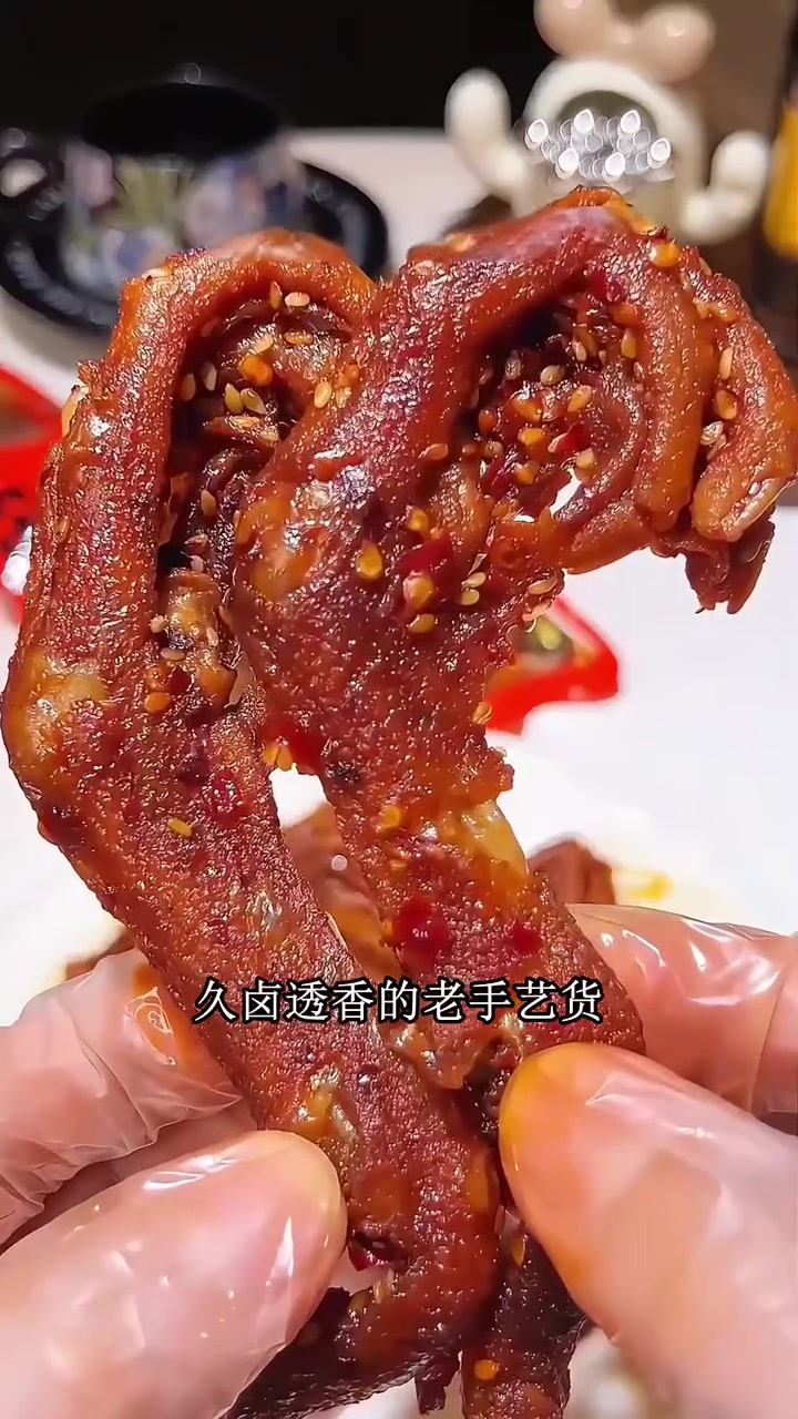 虎皮鸭爪卤味熟食家庭分享超温馨！一家人看电视时一起啃，你递我一根我递你一根，卤香飘满屋，超