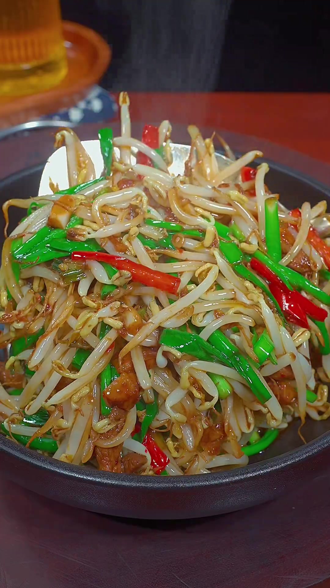 韭菜炒豆芽脆爽不塌汤，五花肉煸香加干锅酱就够！