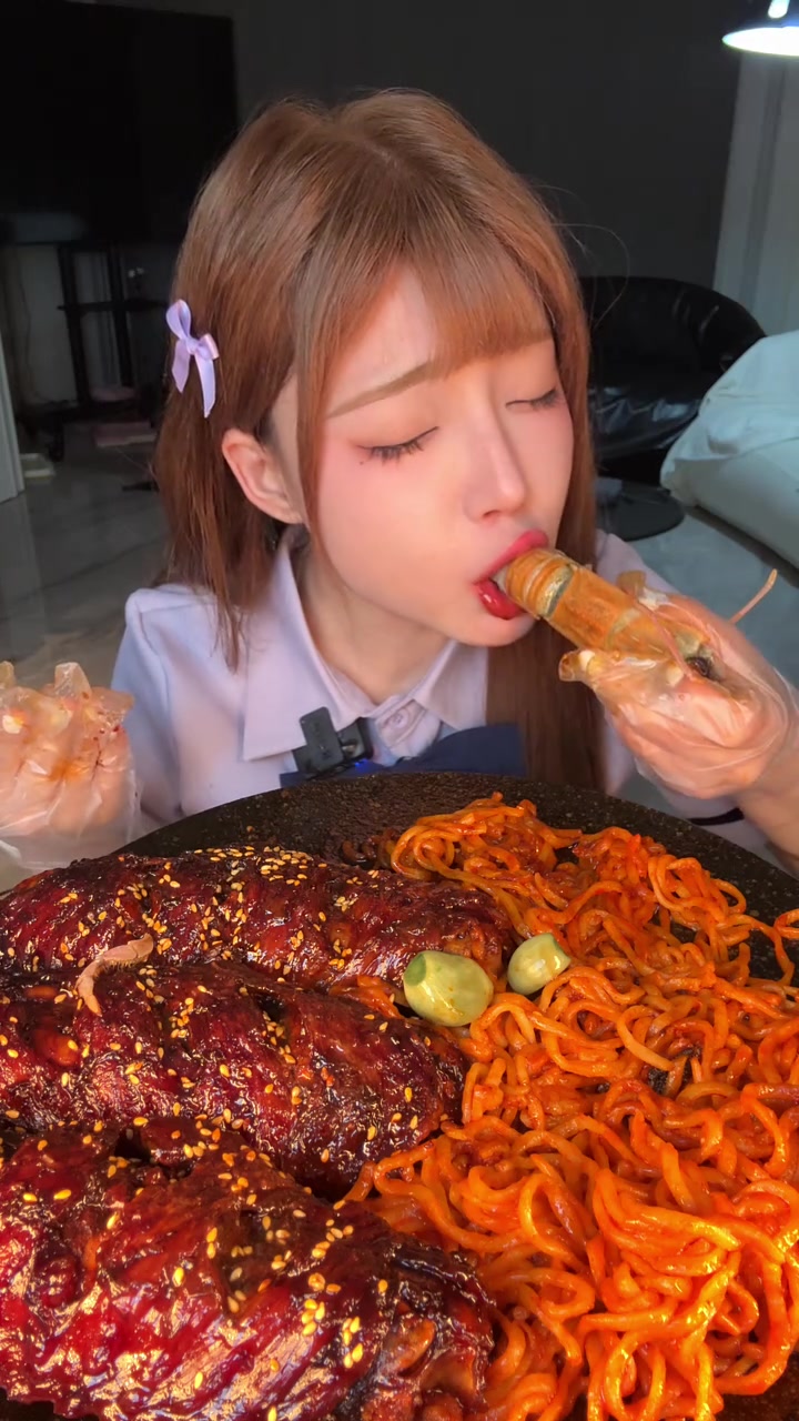 欢迎收看,82斤小鸟胃女孩的一天宵夜吃什么?