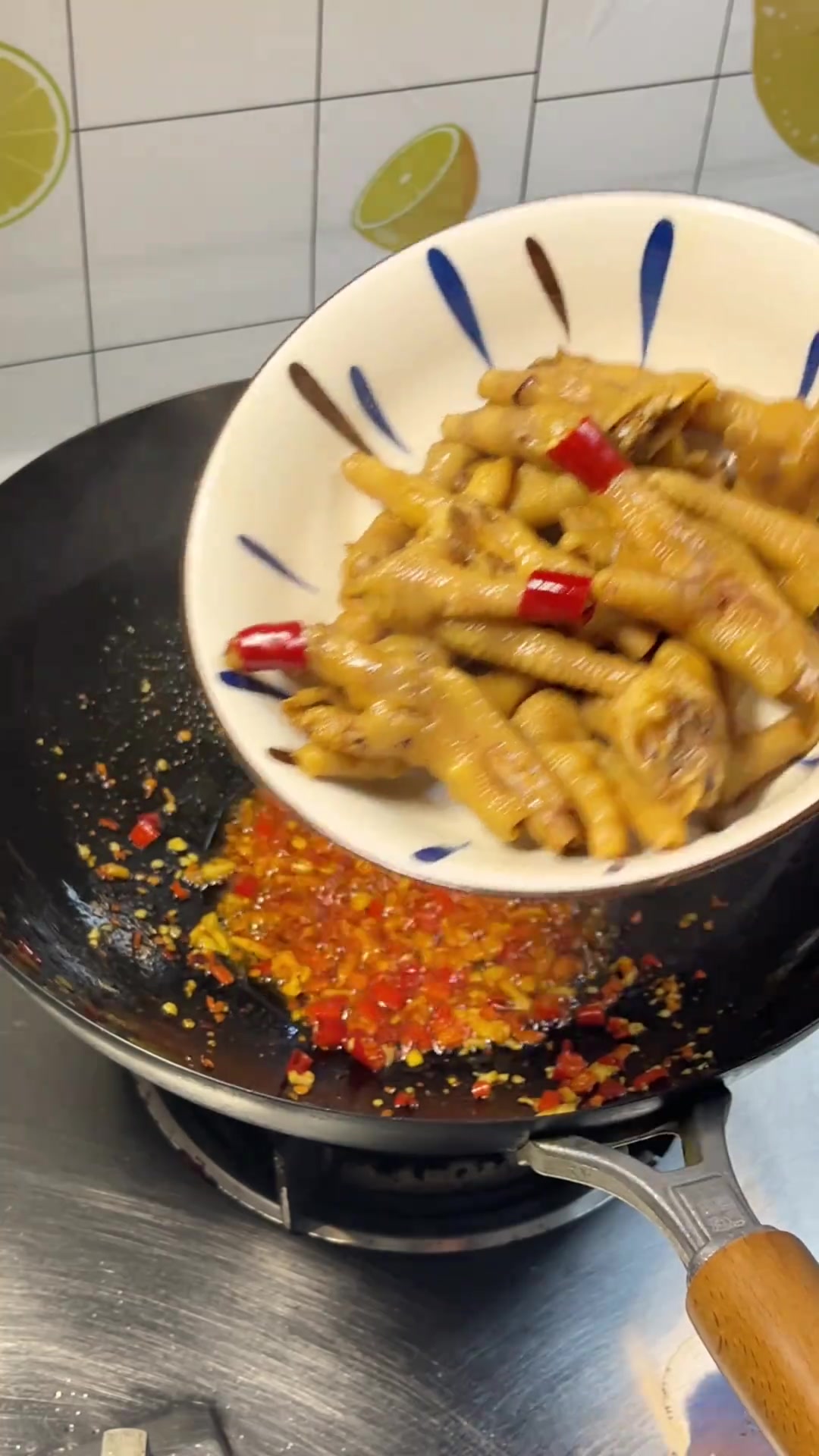 火遍全网的江西辣炒鸡爪闪亮登场