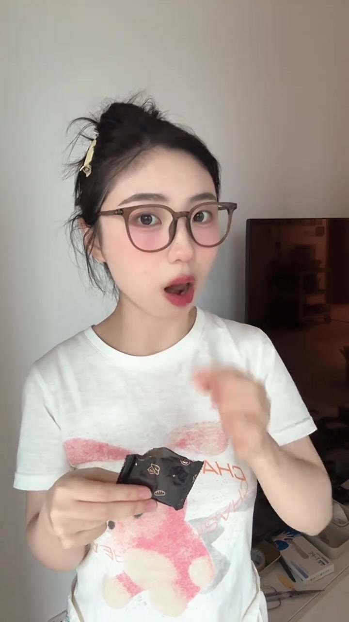 「小R」测评粉丝投稿的海苔薄脆饼干