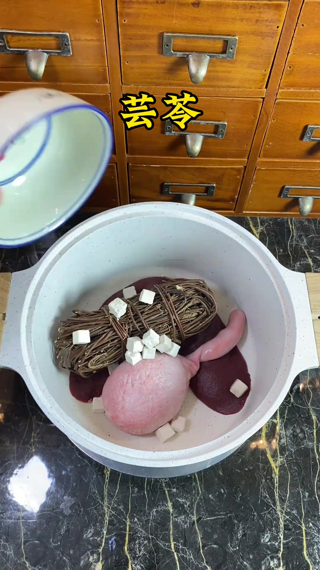 广东湿热天气咋办?看鸡骨草煲汤