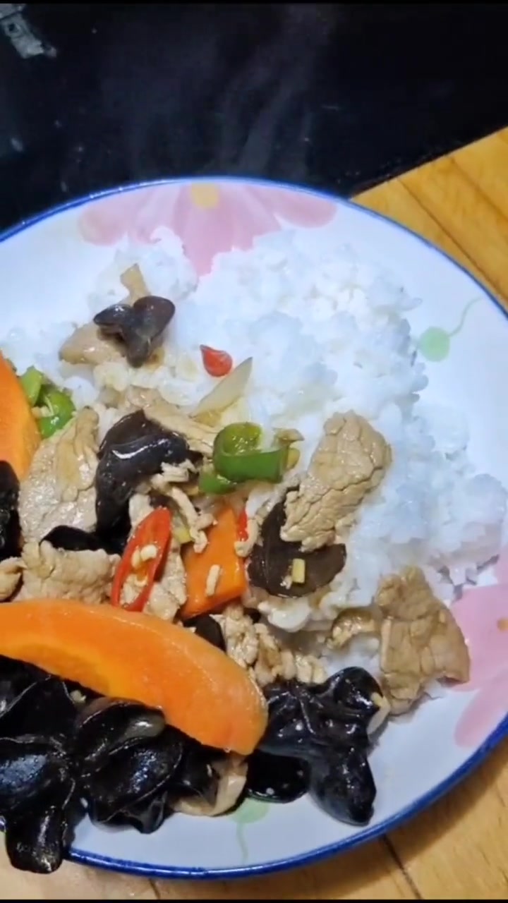 木耳炒肉片盖饭