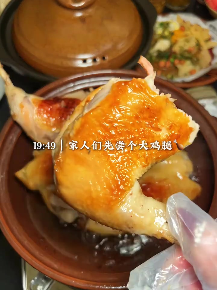 “赛级老吃家沉浸式逛吃三亚!谁懂这一口椰子鸡火锅的含金量……” 火锅界有自己的赛级老吃家 