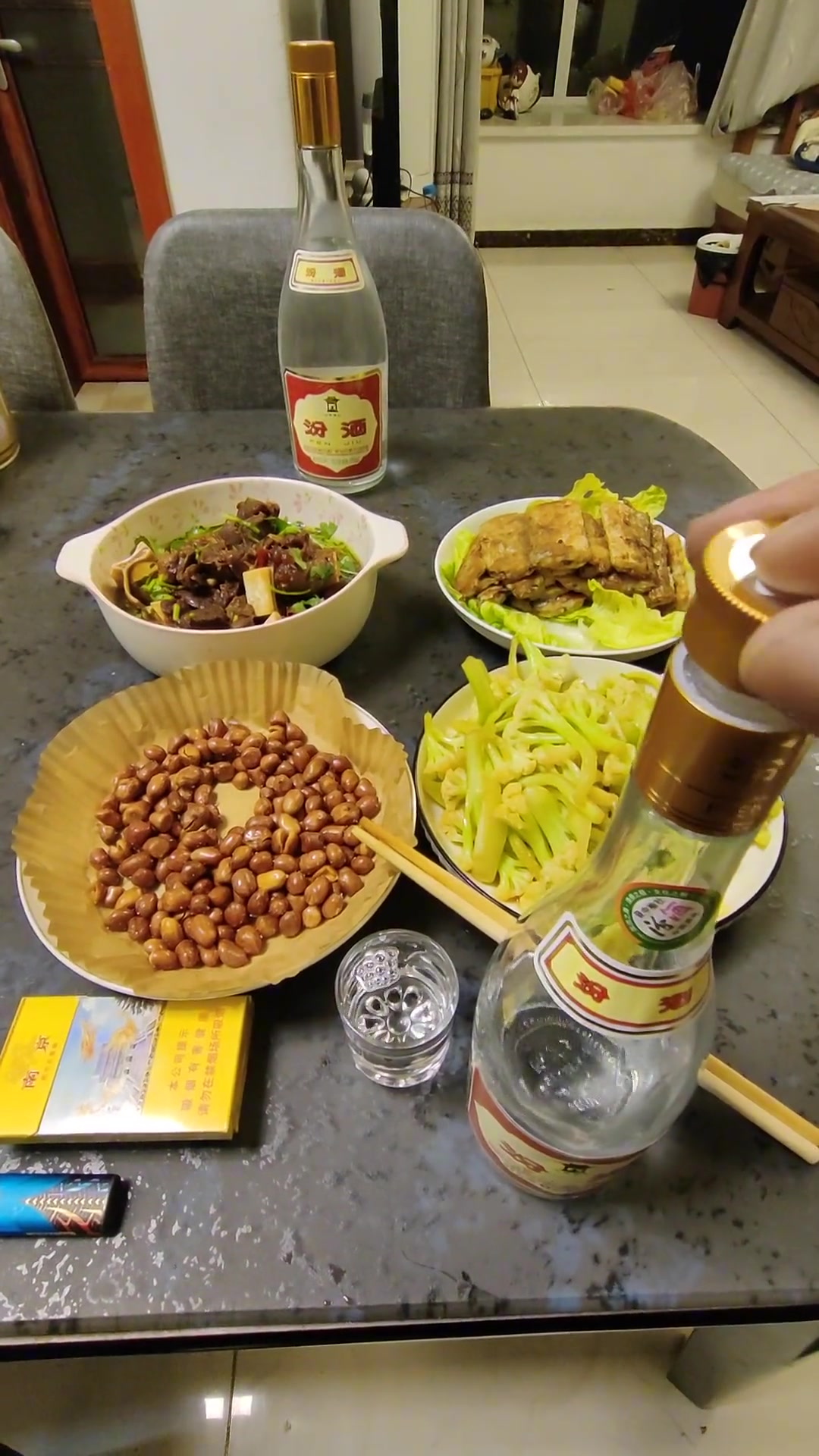 炖羊肉炸带鱼炒菜花,整盘花生米,天凉整两口