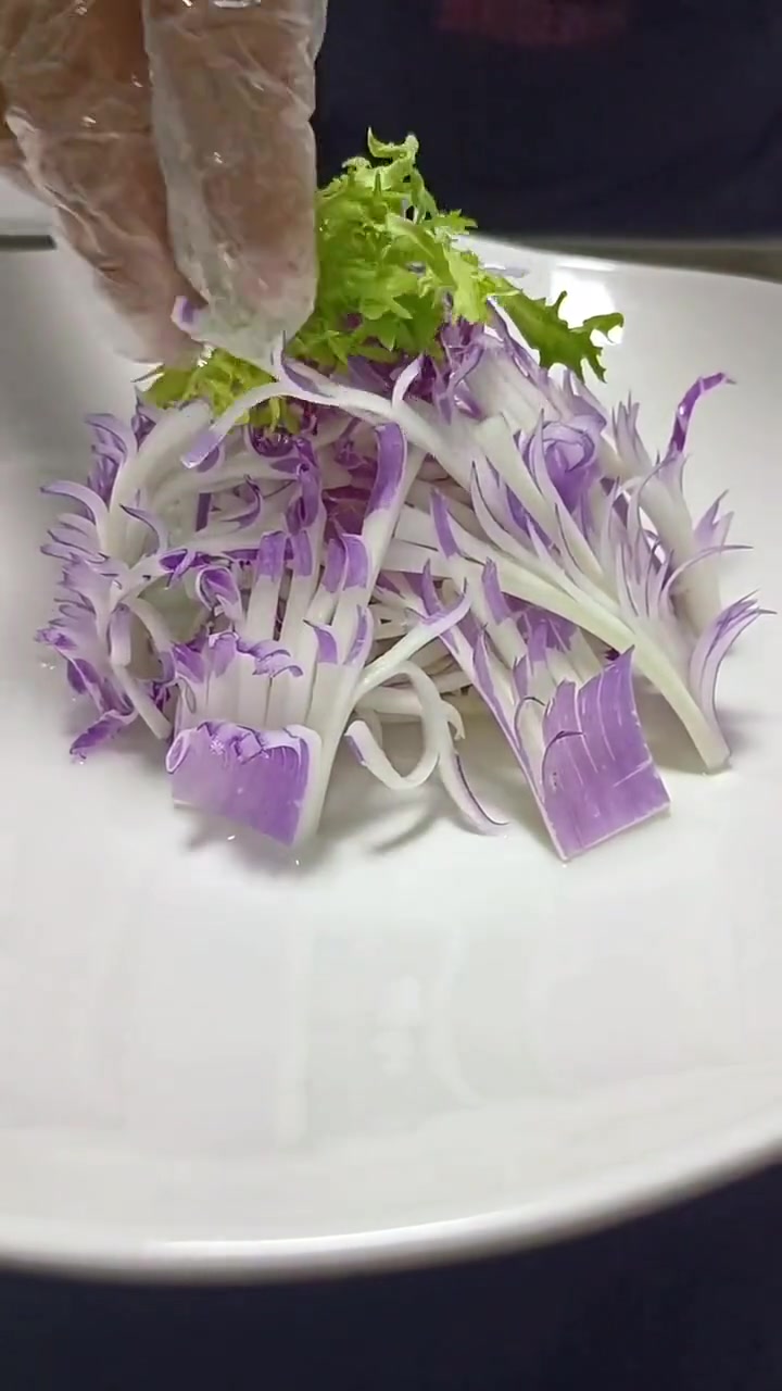 夏天吃上一道凤尾紫白菜,那叫一个得劲