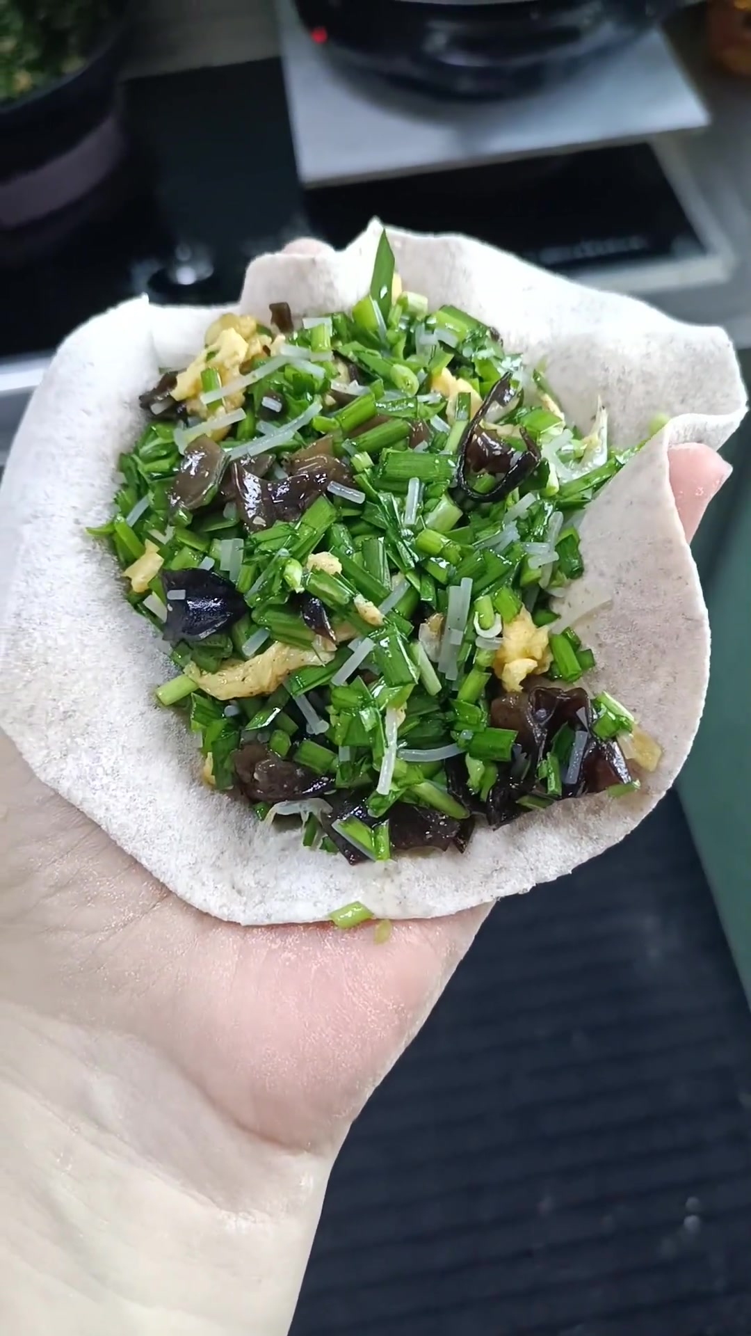 草鸡蛋韭菜粉丝木耳虾皮黑面馅饼,吃饱吃好!