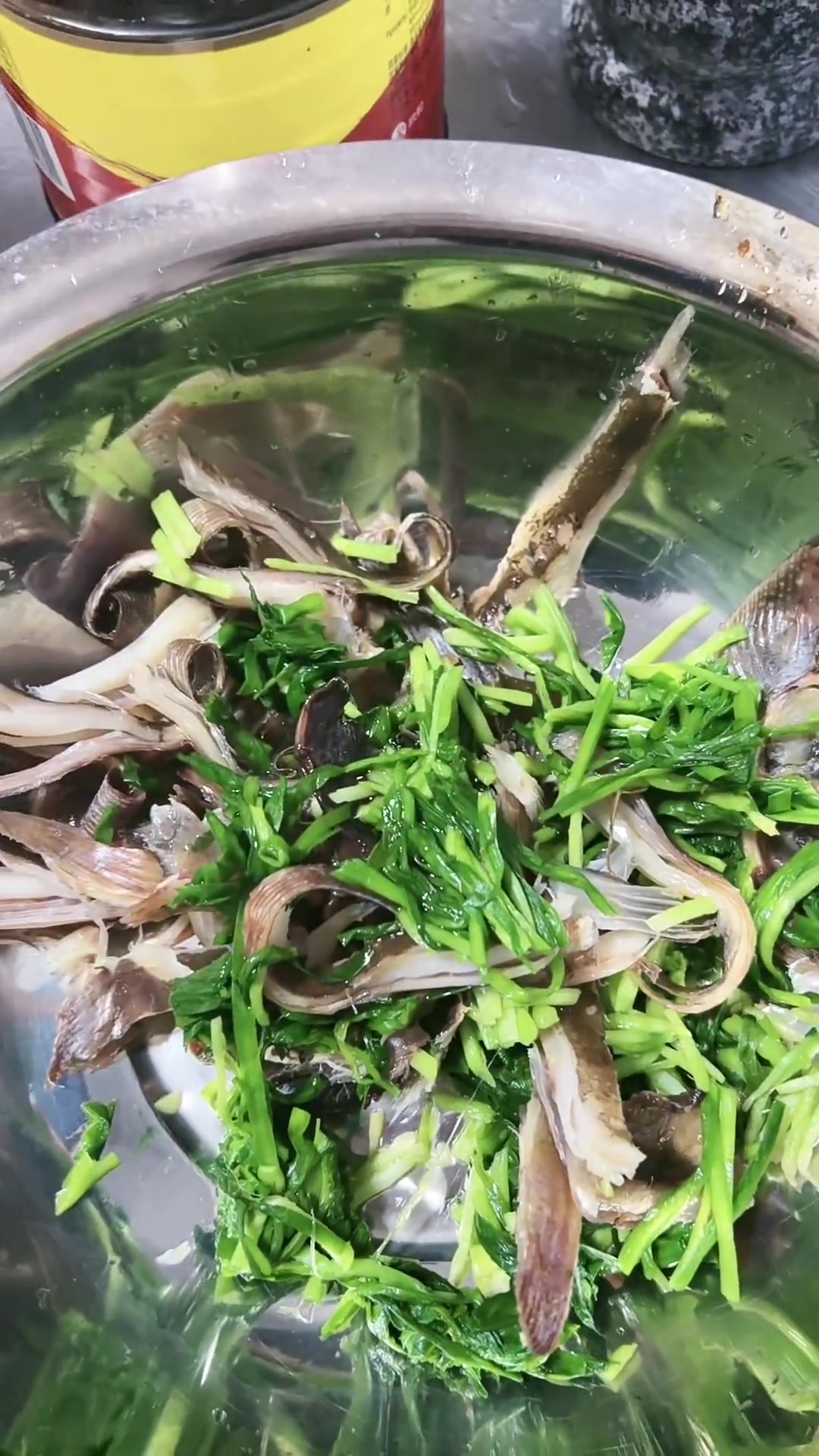 老板鱼拌韭菜来喽!