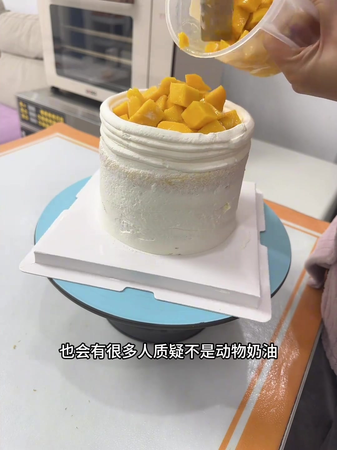 六寸简约粉色系蛋糕，姐妹们提边都怎么操作呢，总觉得不够好看