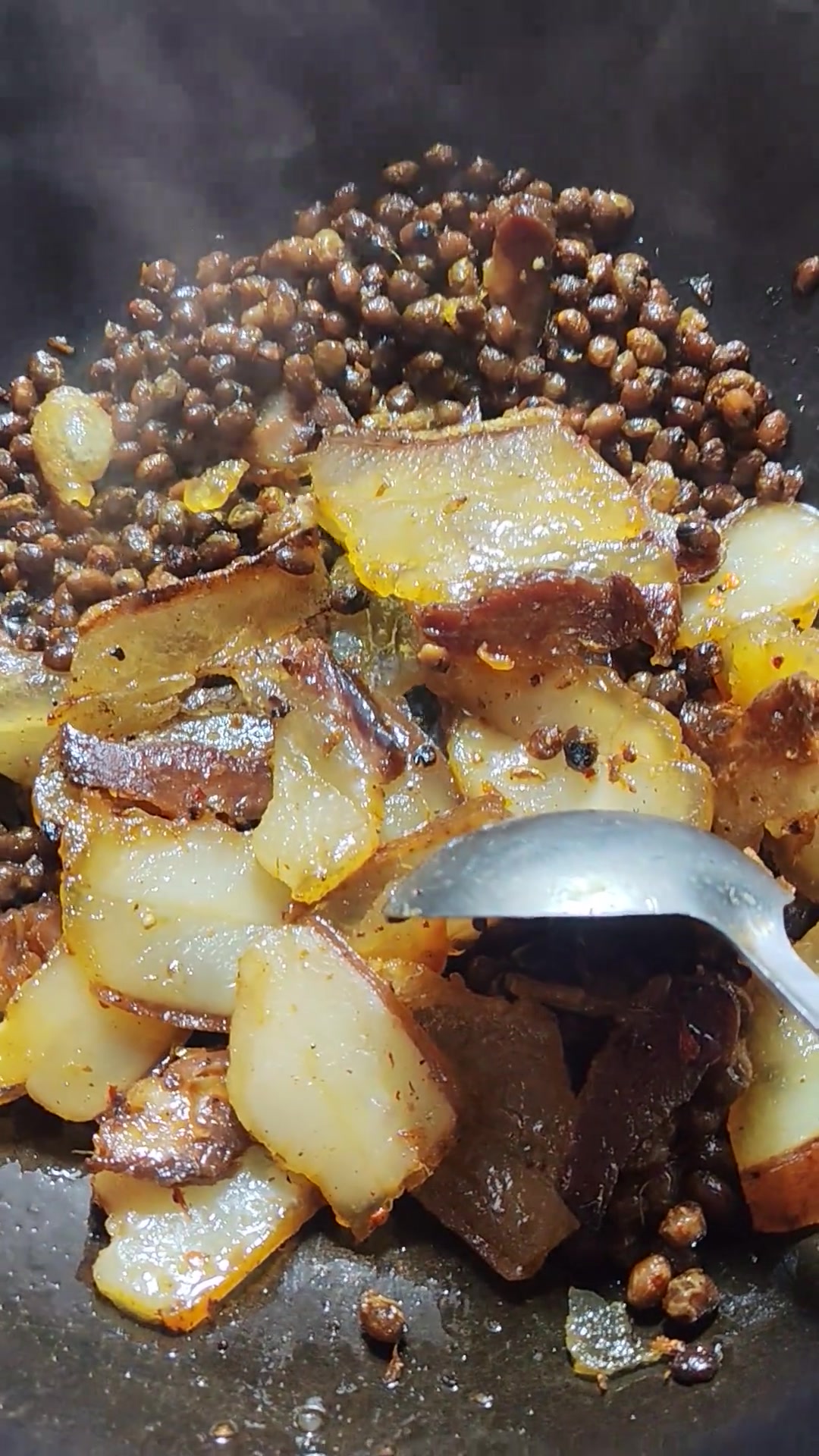 腊肉炒豆丝,每块裹满腊油,香到下酒又下饭!