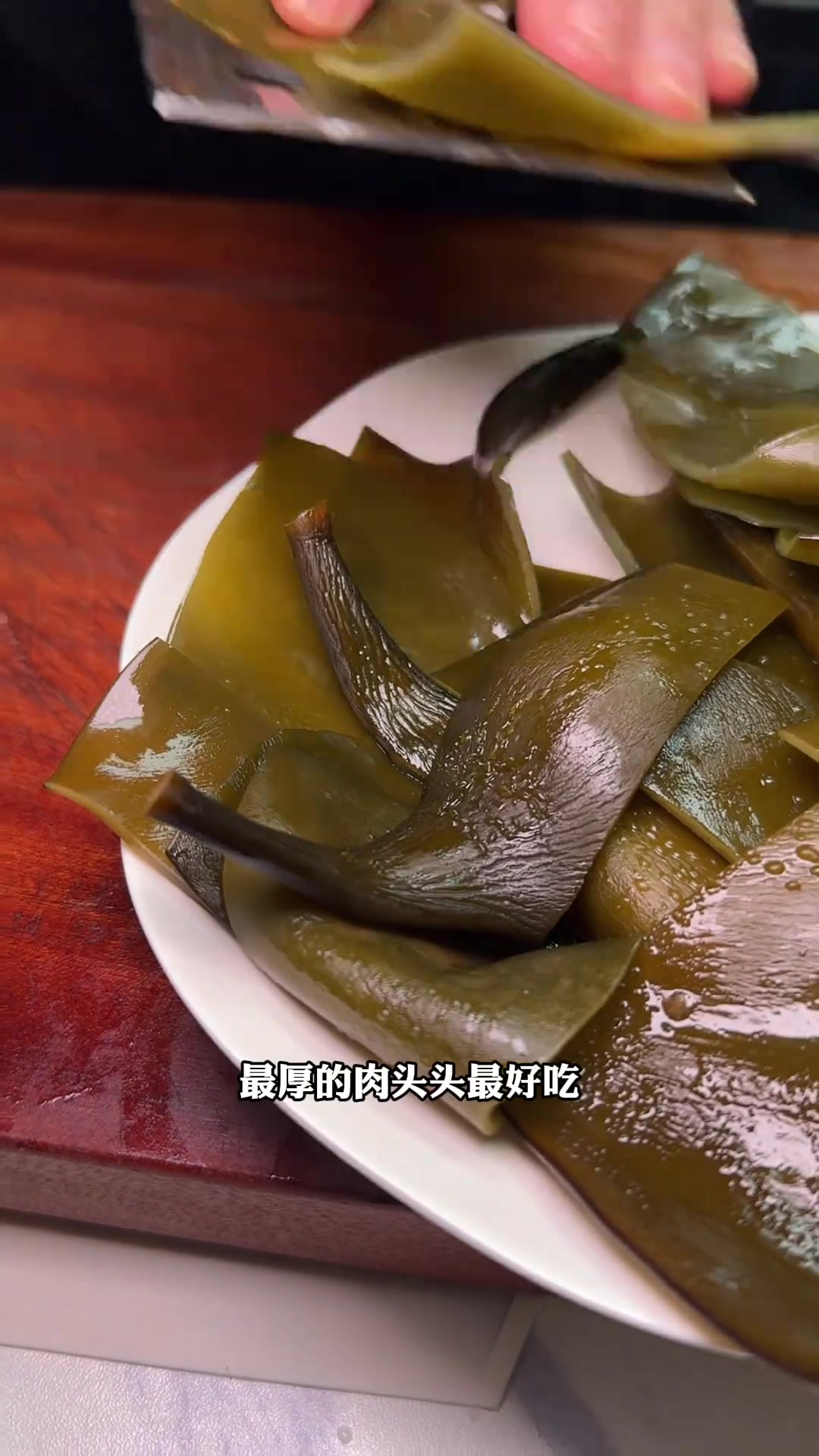 海带头莲藕排骨汤:汤汁鲜香,食材炖得软烂入味