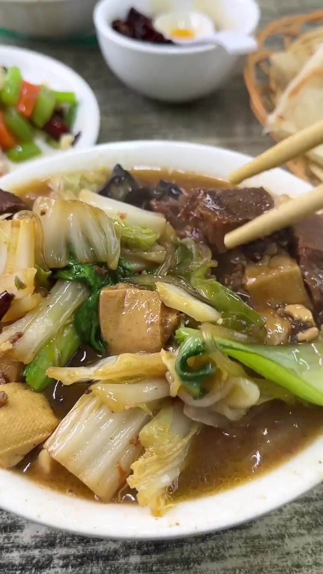 大冷天来碗开十年的热乎牛肉烩菜,辣椒少放