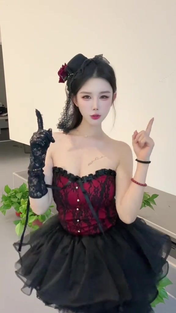 甜美女孩再靠近一点点,跳舞快乐似小恶魔!
