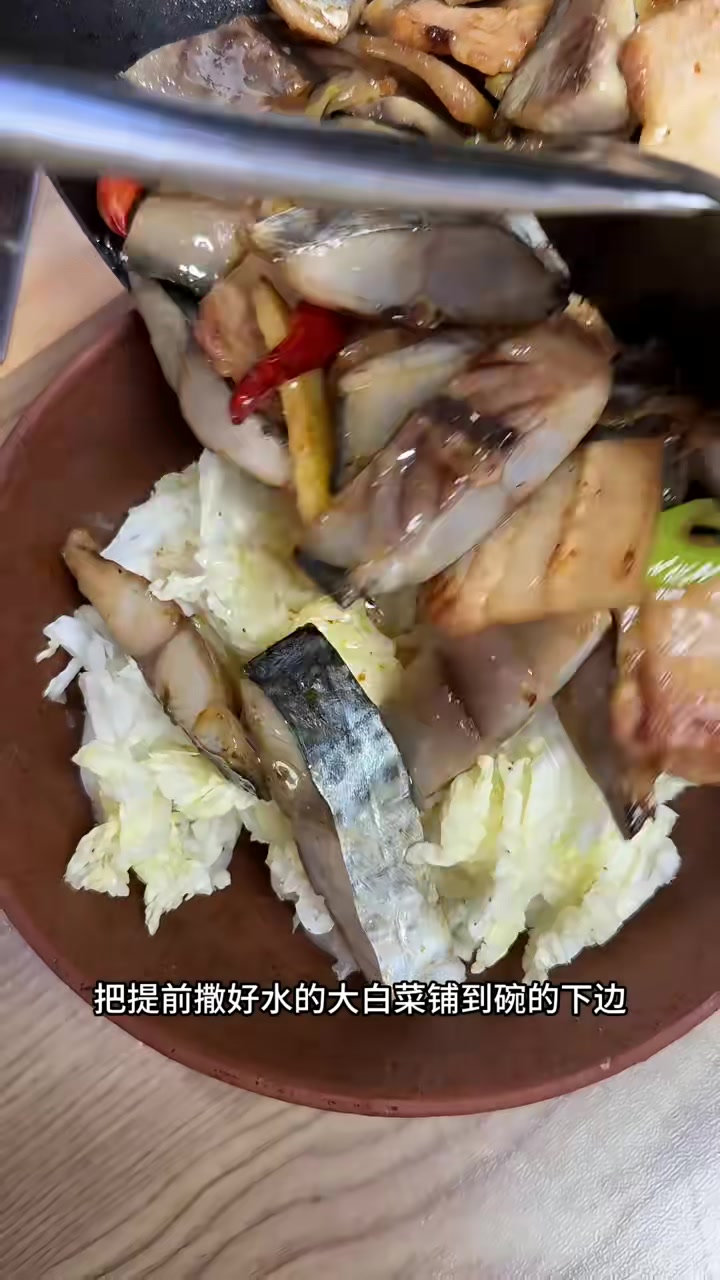 冬天来了，一卤鲜的鲅鱼干蒸个大白菜，美美的吃上一顿农家饭