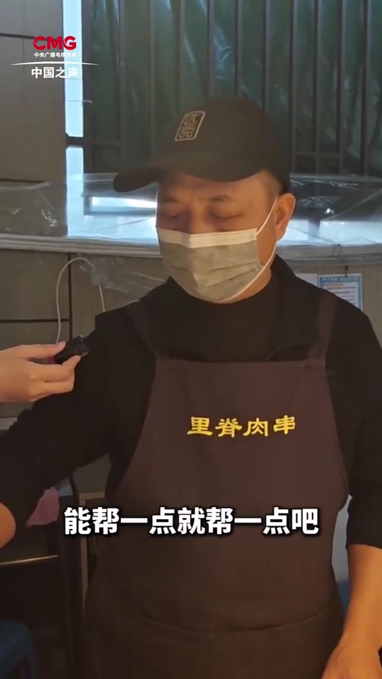 煎饼叔叔生病 小吃街一夜间换上同一个收款码