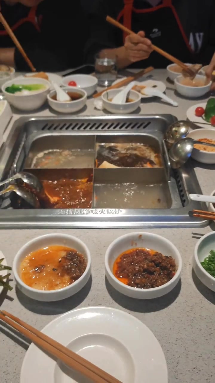 今天是我60岁生日晚上和家人一起吃火锅