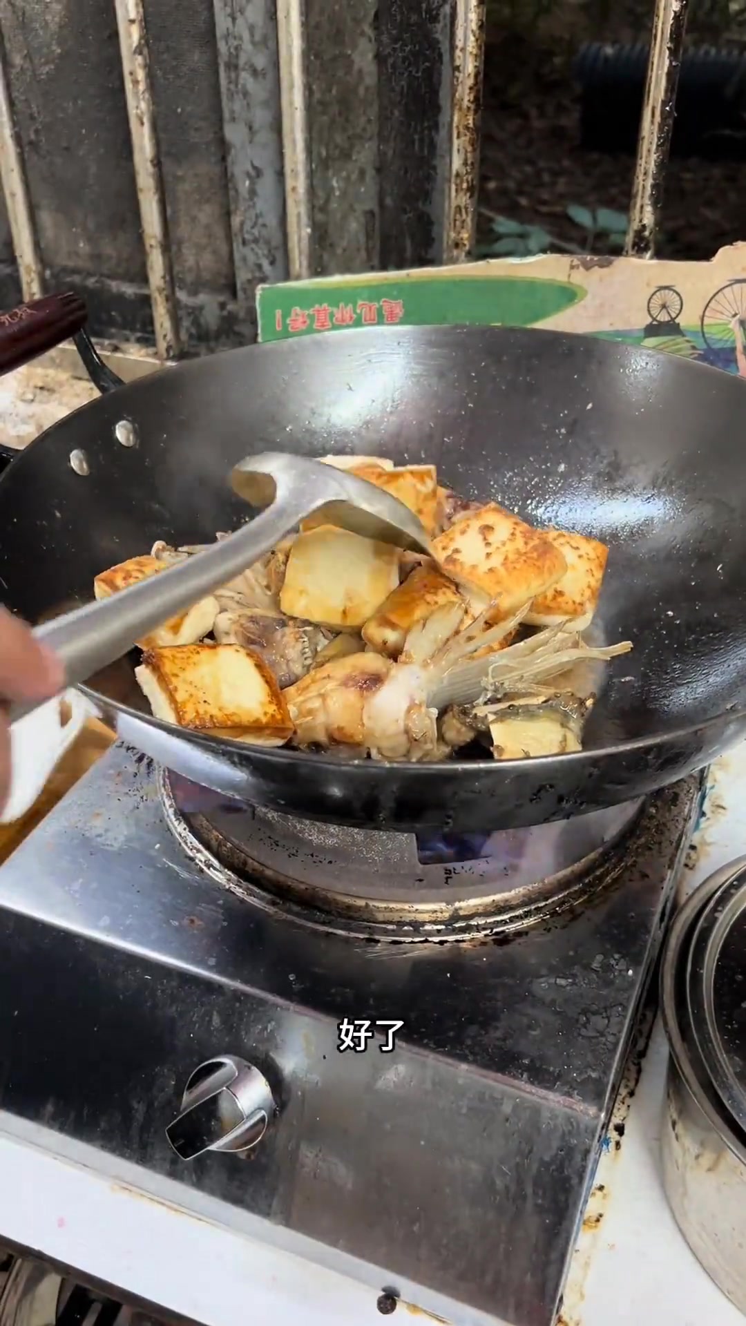 鲜香入味的脆皖鱼头闷豆腐，好吃到停不下来