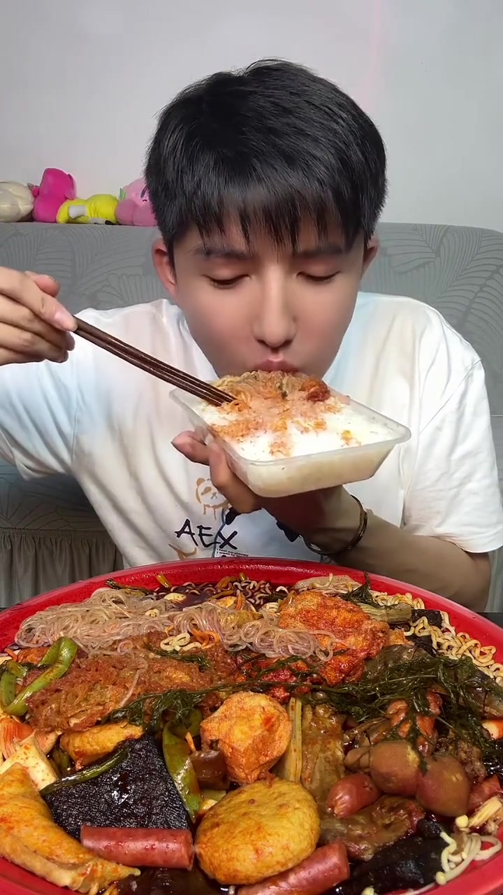 吃变态辣曹氏，鸡脉汤汁配油条，超入味！