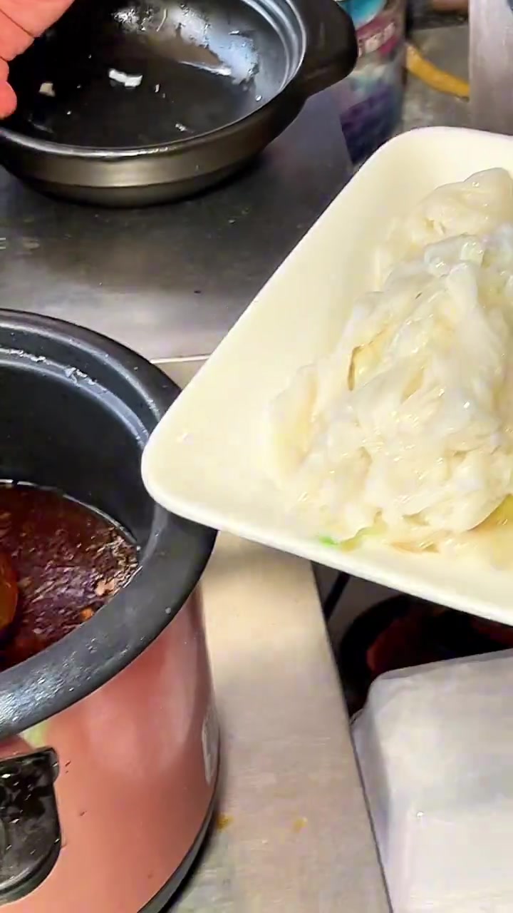 广东肠粉新升级!烧鹅肠粉顶配来一套!