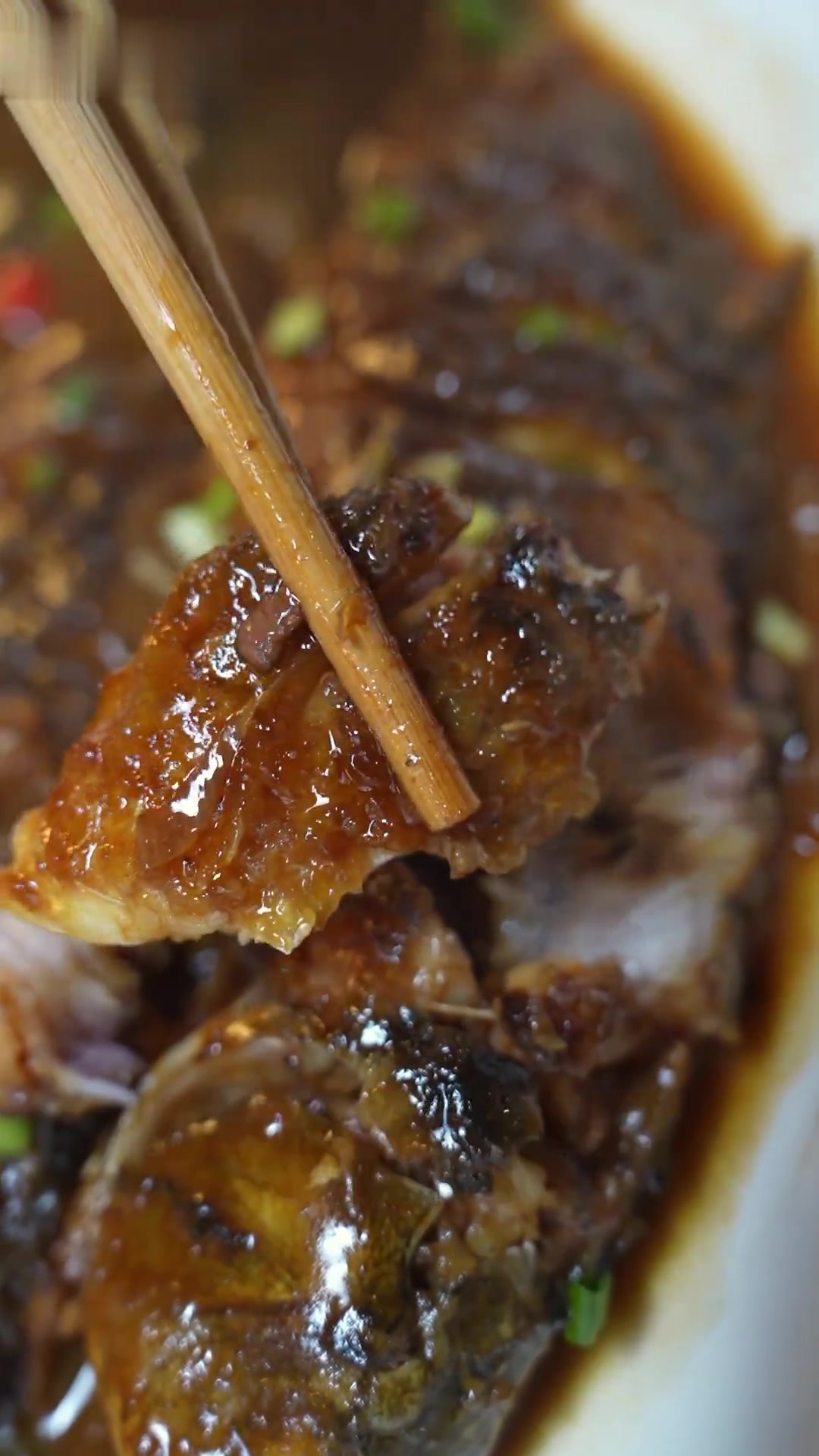红烧鲫鱼做法简单，肉质入味，汤汁泡饭超香！