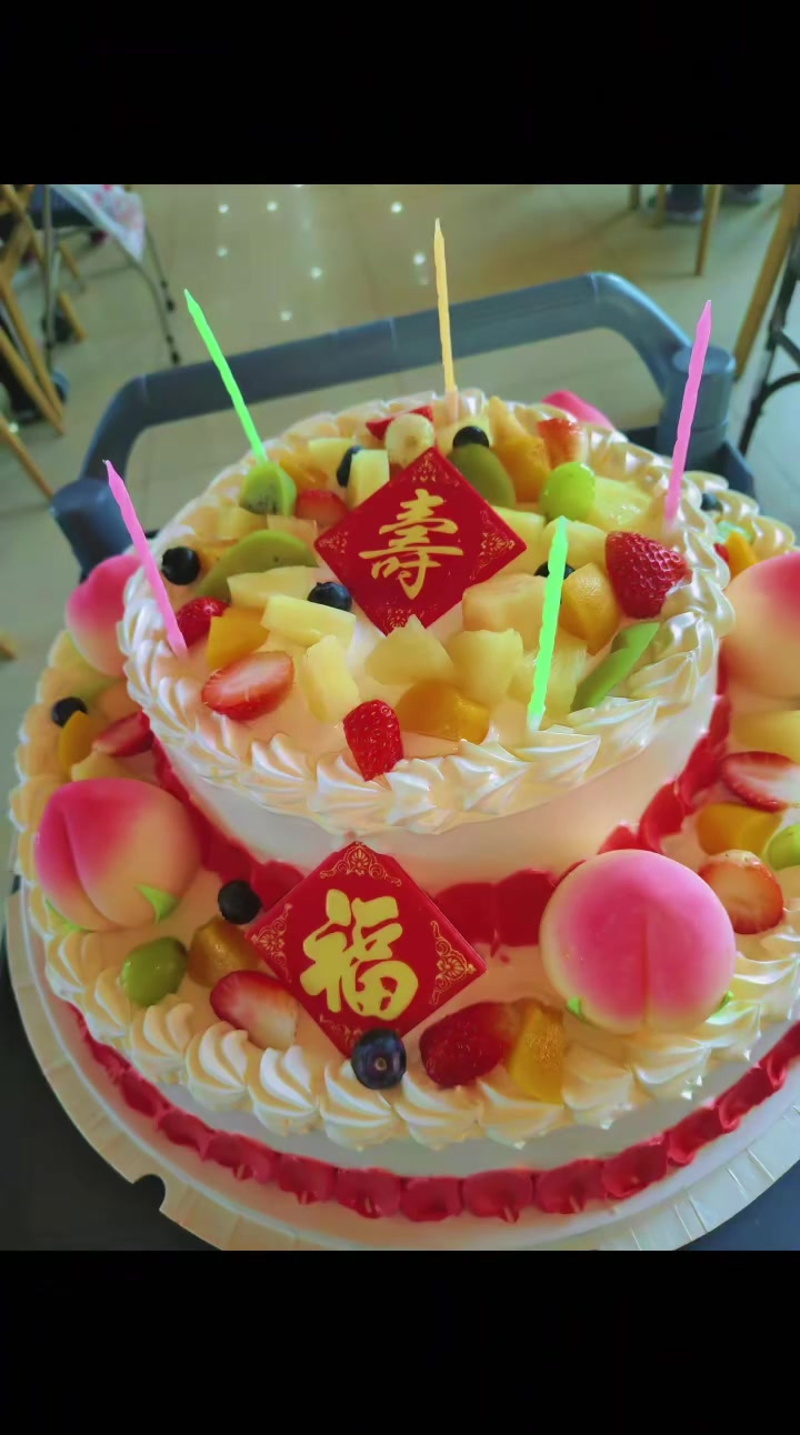 五寿星过生日,全院老人共享蛋糕