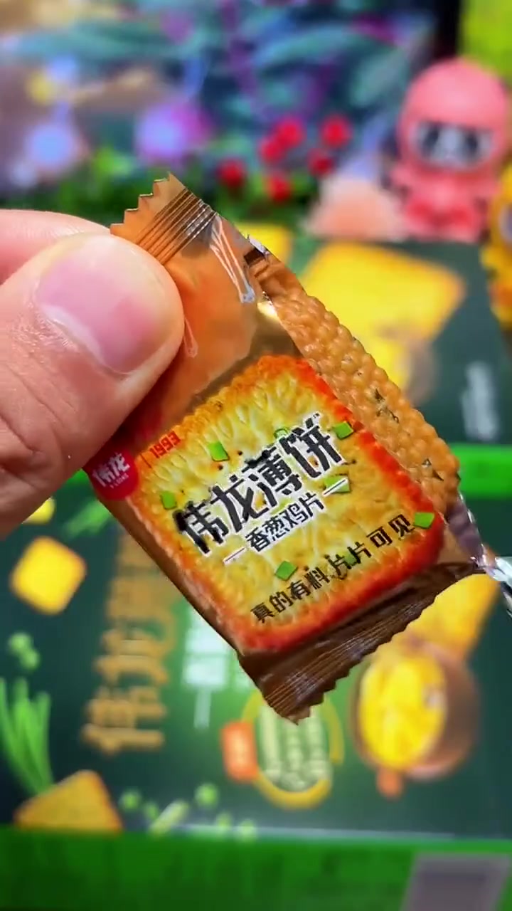 这个伟龙香葱饼干真的太好吃啦！咸香酥脆，越嚼越香！鸡汤的鲜香和香葱的浓郁真的一口惊艳！