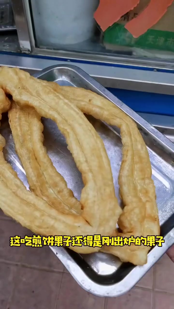 吃一个煎饼果子,小姐姐手速很快