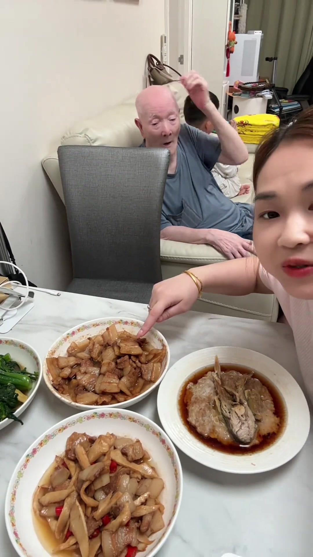 看看香港普通家庭的晚餐!今晚做了香港老头爱吃的咸鱼肉饼