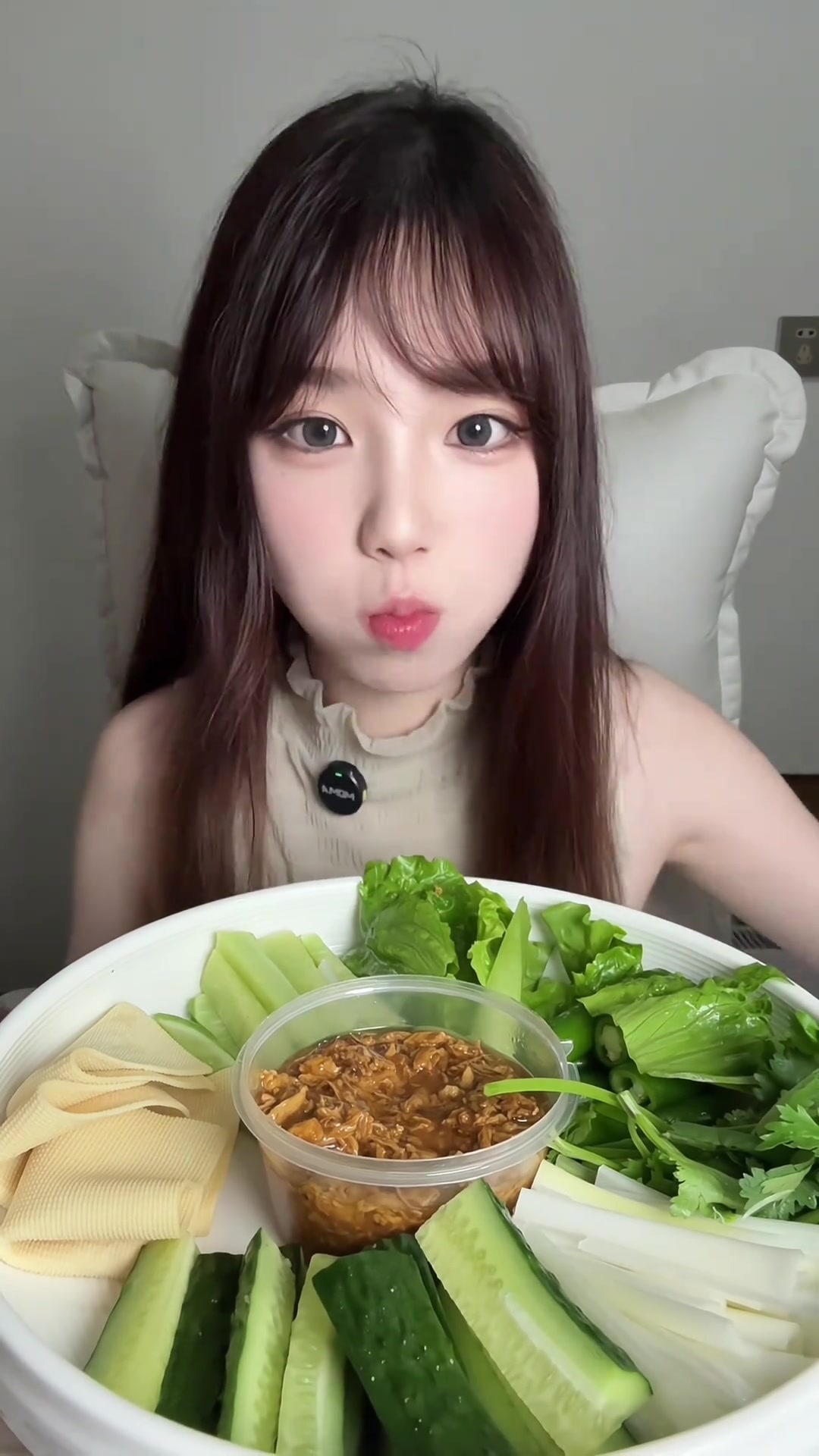 东北蘸酱菜拼盘搭配锅包肉，太香啦